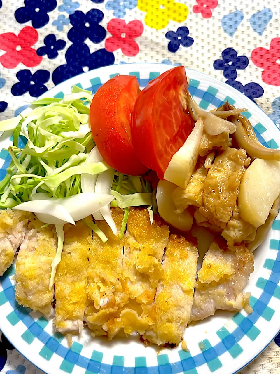 焼きトンカツ　長芋と揚げと舞茸の甘辛炒め　トマト🍅　キャベツ|4jinoanataさん