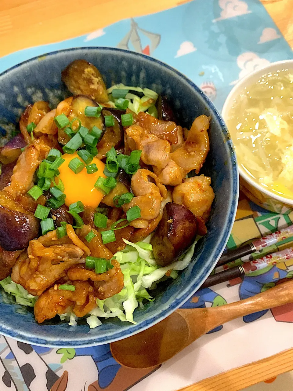 ナスと豚バラのスタミナ丼|ぺろたんさん