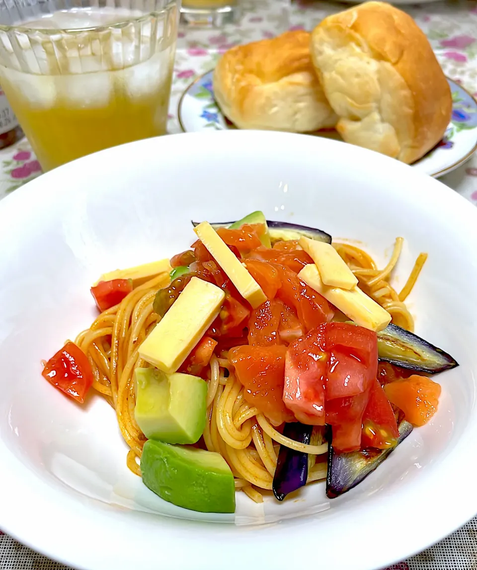 野菜いっぱいトマトソースのランチパスタ🍝|hiroyoさん