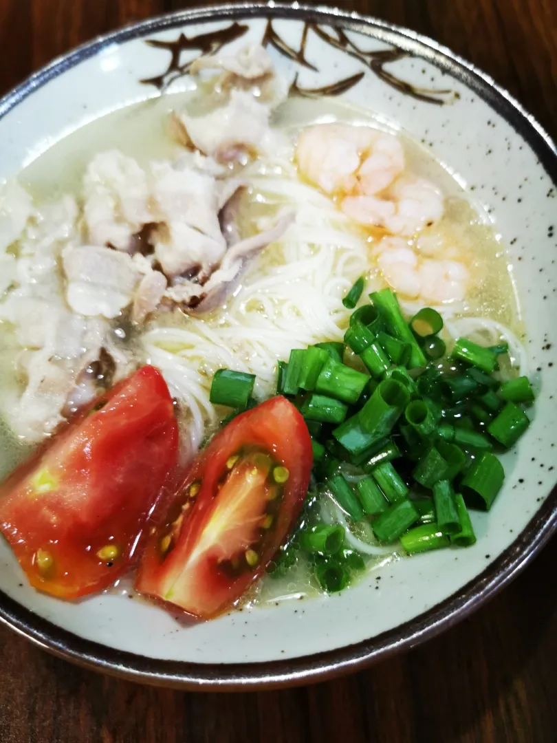 Snapdishの料理写真:菜園自家製トマトと再生ネギの塩素麺👌グ〜です😀|ペンギンさん