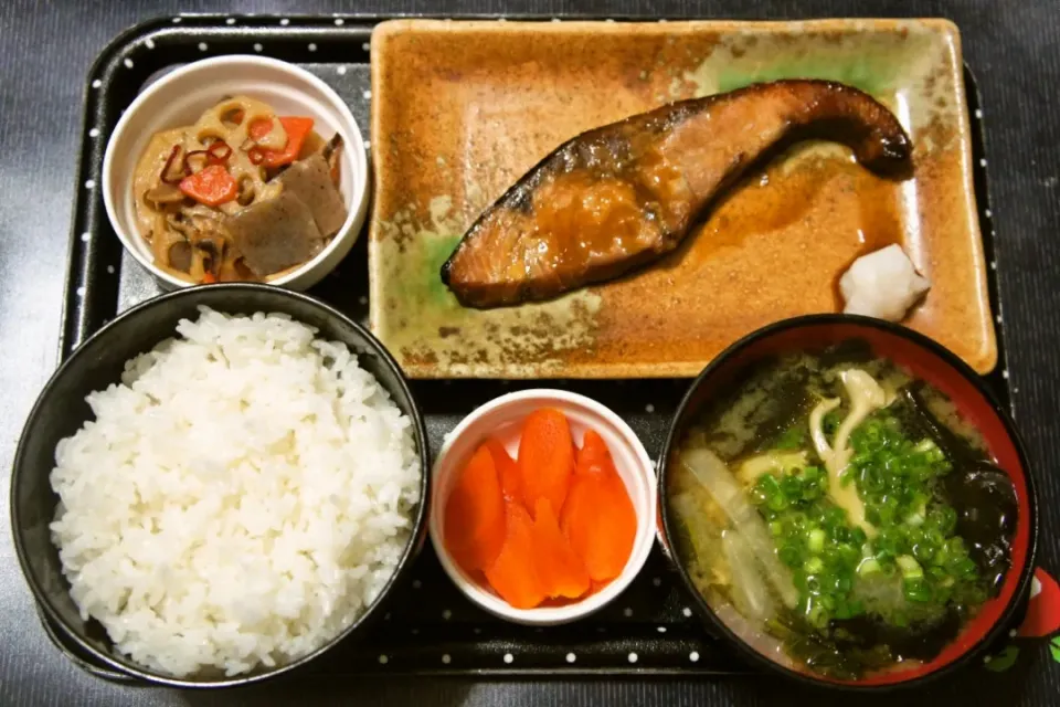 今日の朝ご飯（ご飯は新潟県こしいぶきにぶりの照り焼き、れんこんのきんぴら、かぶとたもぎ茸のみそ汁、生姜のみそ漬）|Mars＠釜飯作り研究中さん