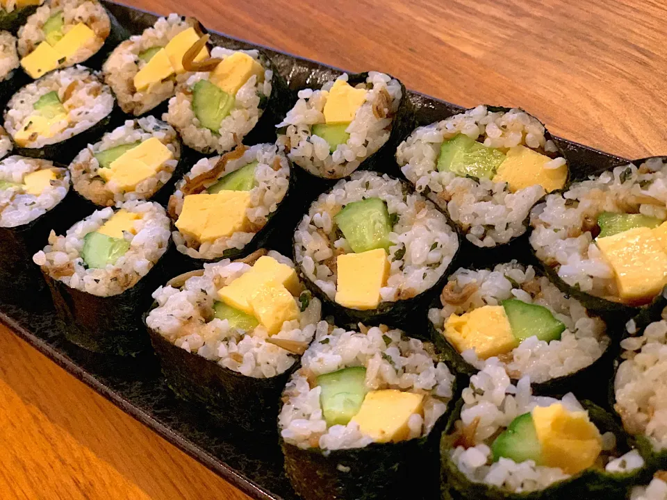 いかなごのくぎ煮と大葉の混ぜご飯で海苔巻き|ふくすけ食堂さん