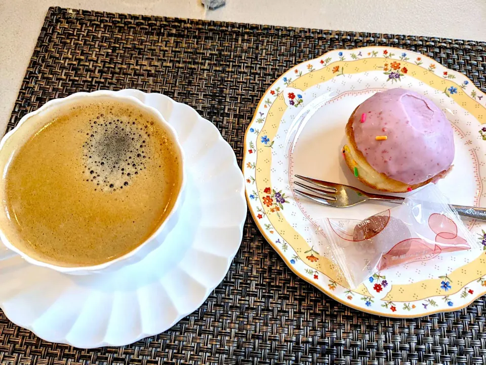 ネスカフェキャプセルコーヒー(カラメル味)&ミニドーナツ☺️🍩🎐✨|Hi-Niさん