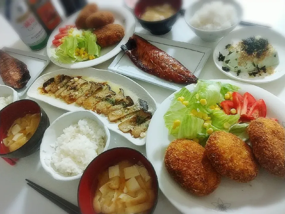 Snapdishの料理写真:夕食(*^^*)
コロッケ&サラダ🥗
エリンギガーリックチーズバター焼き
鯖みりん焼き
枝豆豆腐
お味噌汁(カボチャ、油揚げ、豆腐)|プリン☆さん