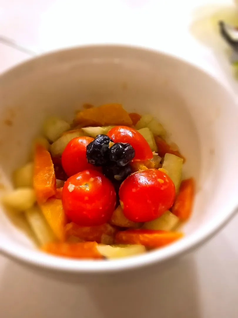 Warm Salad

Stir fry Carrots + Pumpkin + garlic/onions + soy sauce
+
Cucumber + Cherry Tomatoes + Cranberry + Sesame salad sauce|2721_blissさん