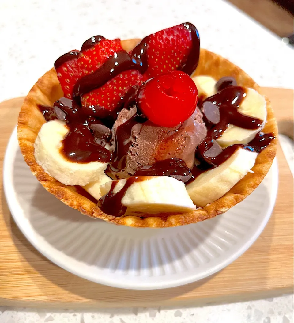 Ice cream fruit sundae on waffle cup|🌺IAnneさん