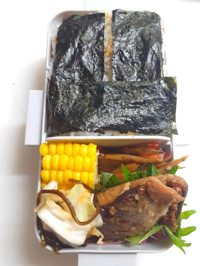 Snapdishの料理写真:☆中学生弁当☆玄米入り海苔弁、金平牛蒡、とうもろこし、キャベツ浅漬け、鯵味噌焼き|ｼｮｺﾗさん