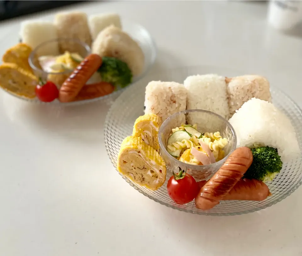 Snapdishの料理写真:高校生男子期末テスト中置きランチ🍱おむすび🍙|なかじー。さん