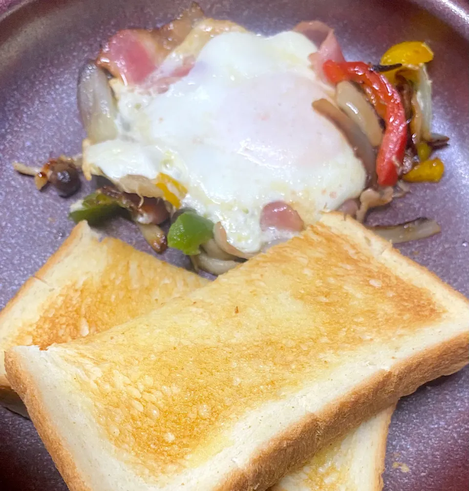 🥪トーストと目玉焼き🍳☕️|すくらんぶるえっぐさん