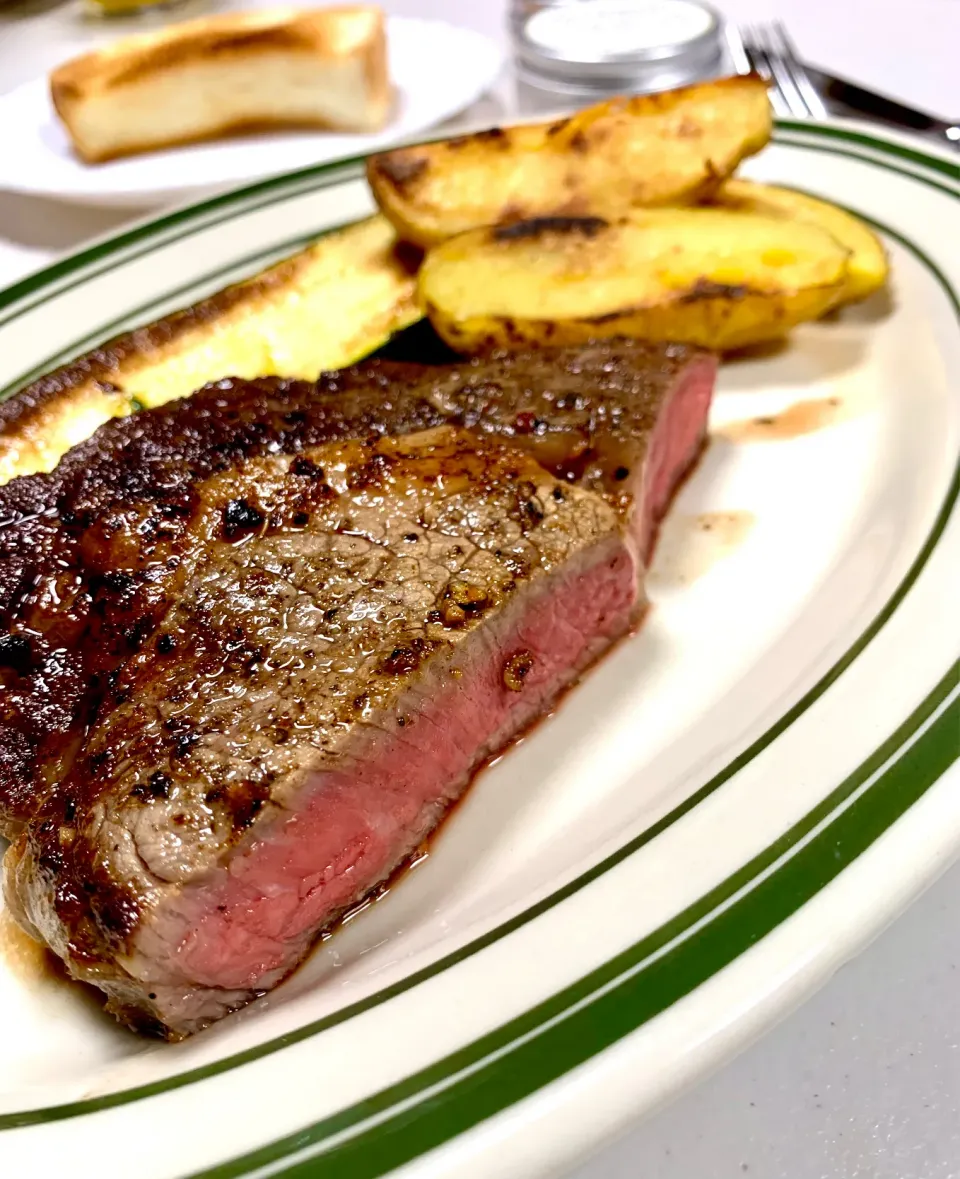 Snapdishの料理写真:Pan Seared Ribeye Steak (pic 2)|gonbenさん