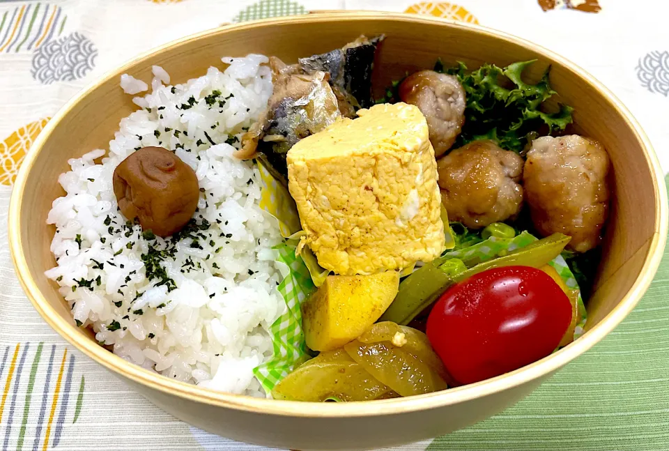 魚の煮付け、鳥つくね、玉子焼きとカレーポテト🍱|なお🅿️さん