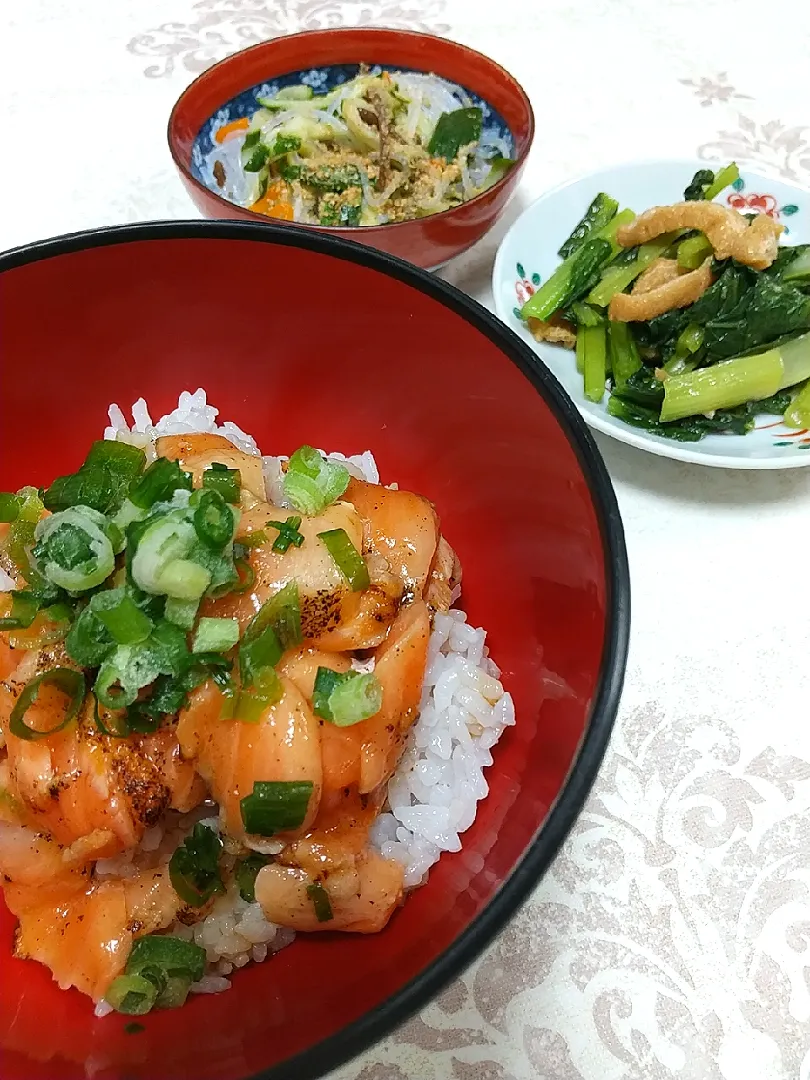 ☆今日の晩ごはん☆　炙りサーモン丼　小松菜煮　春雨サラダ|hamamaさん