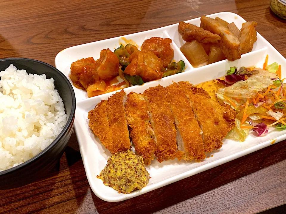 Snapdishの料理写真:チキンカツ、鶏の甘酢あん炒め、大根と野菜天ぷらの煮物、サラダ|🅼🅴🅶🆄◡̈♥︎さん