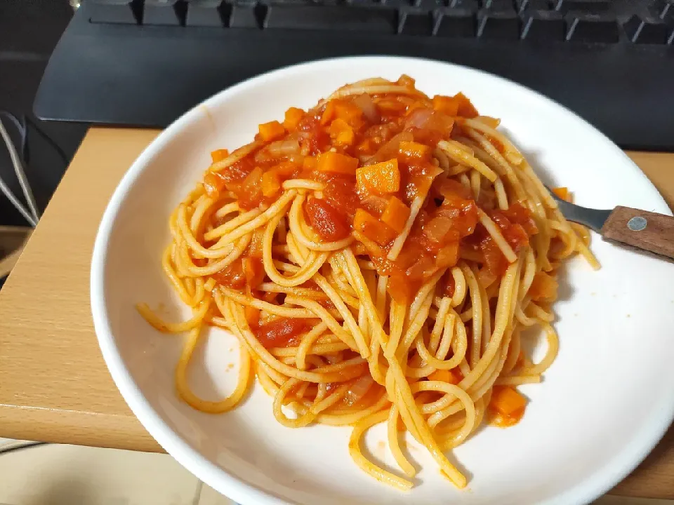 トマト缶と冷蔵庫の余り物野菜で簡単パスタ|ヒロマルさん