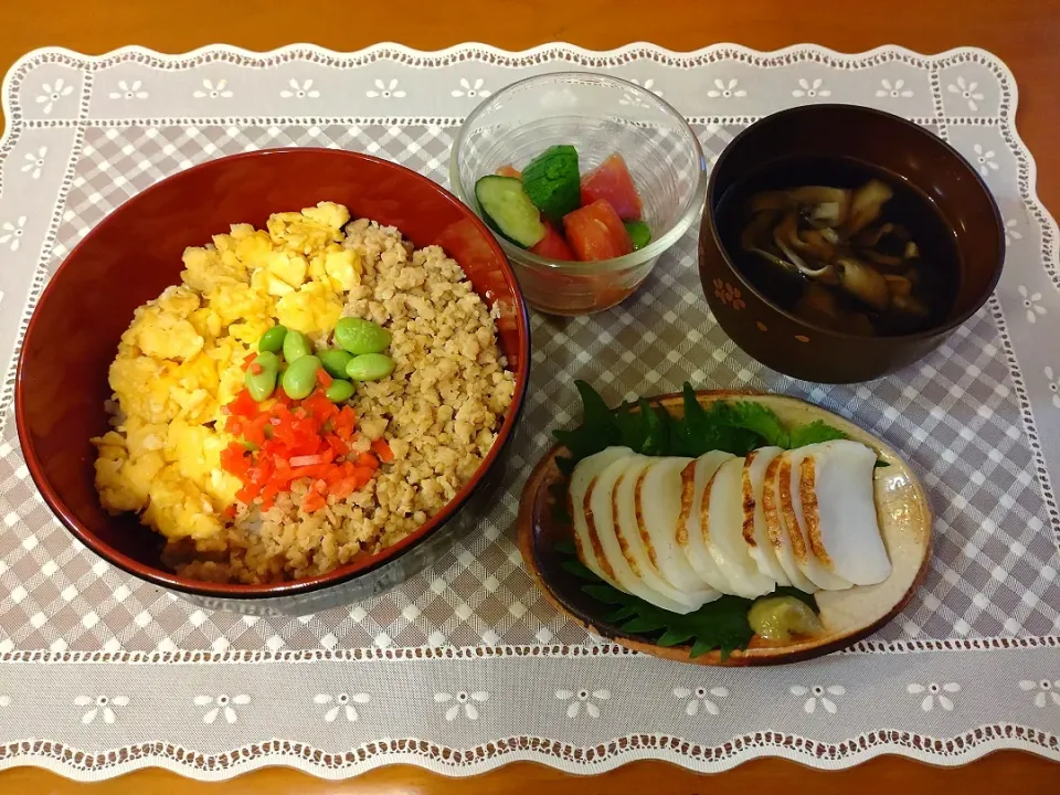 ☆そぼろ丼
☆板わさ
☆キュウリ＆トマト
☆舞茸すまし汁|chikakoさん