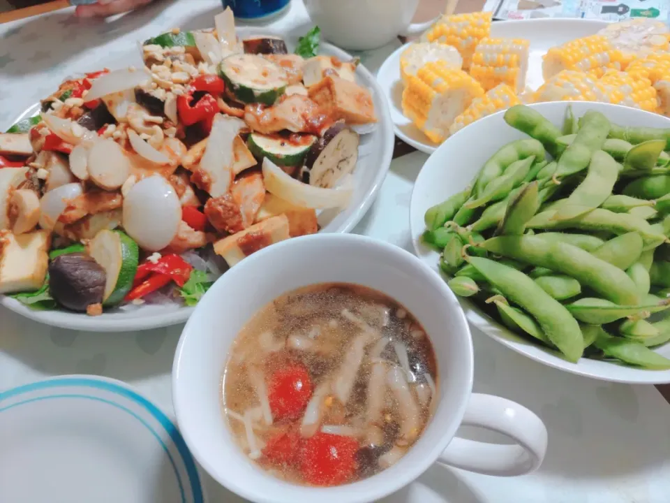 Snapdishの料理写真:鶏と厚揚げ、夏野菜のサテ
トマトとキノコのもずく酢スープ
とうもろこし
枝豆|うみママさん