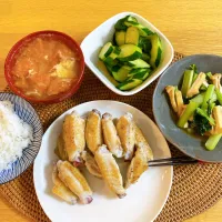 Snapdishの料理写真:手羽中焼いたの、トマトと卵の中華スープ、小松菜の煮びたし、きゅうり即席漬け|tofu0_0さん