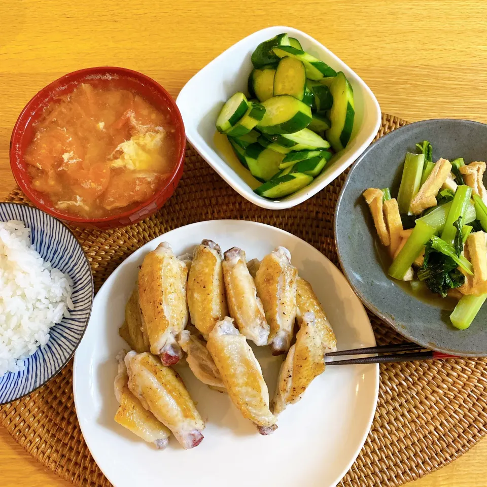 手羽中焼いたの、トマトと卵の中華スープ、小松菜の煮びたし、きゅうり即席漬け|tofu0_0さん