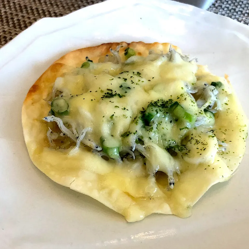 とんちんさんの料理 超時短簡単👍餃子の皮でしらすのピザ🍕チチニエッリ|ひねくれさん