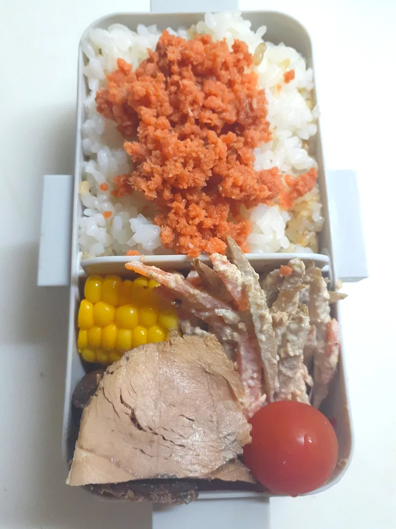 ☆中学生弁当☆玄米入り鮭ごはん、牛蒡サラダ、ミニトマト、とうもろこし、豚チャーシュー|ｼｮｺﾗさん