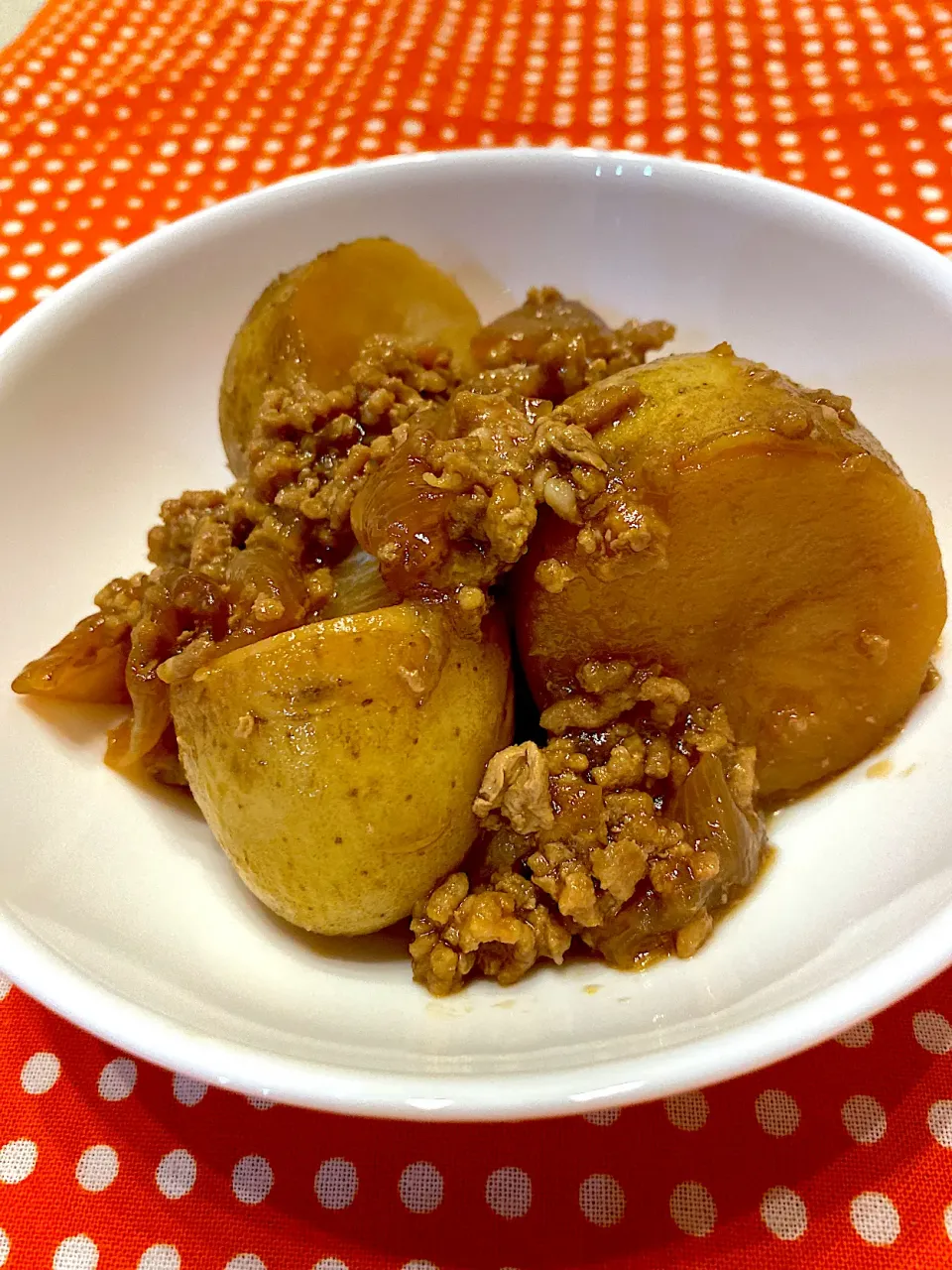 新じゃがいもとひき肉の煮物|こずりんさん