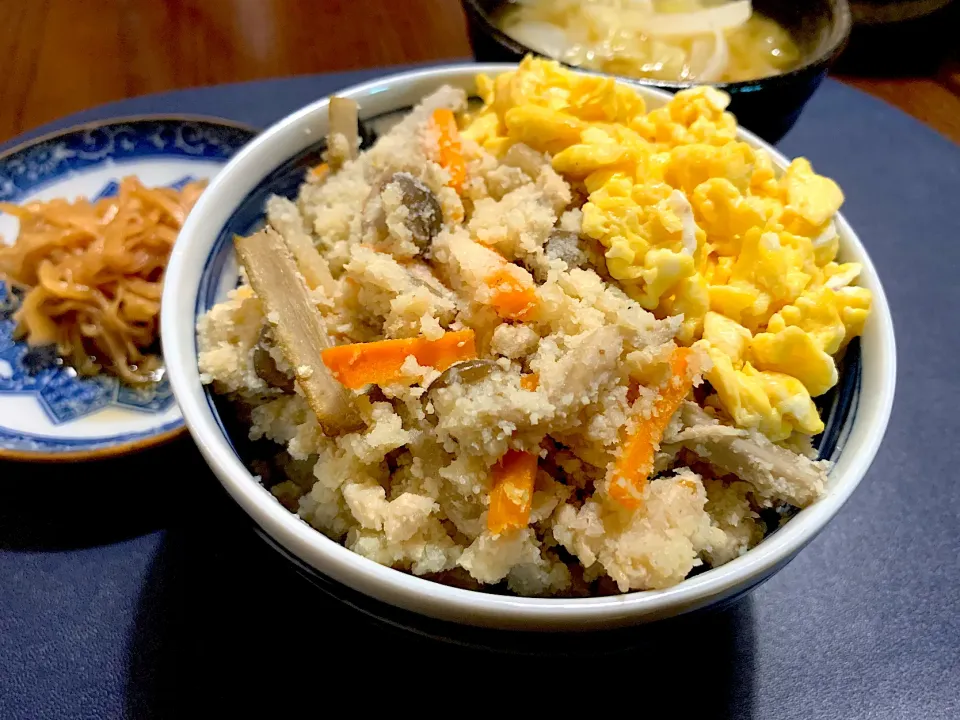 鶏そぼろの卯の花と卵の二色丼|かなっぺさん