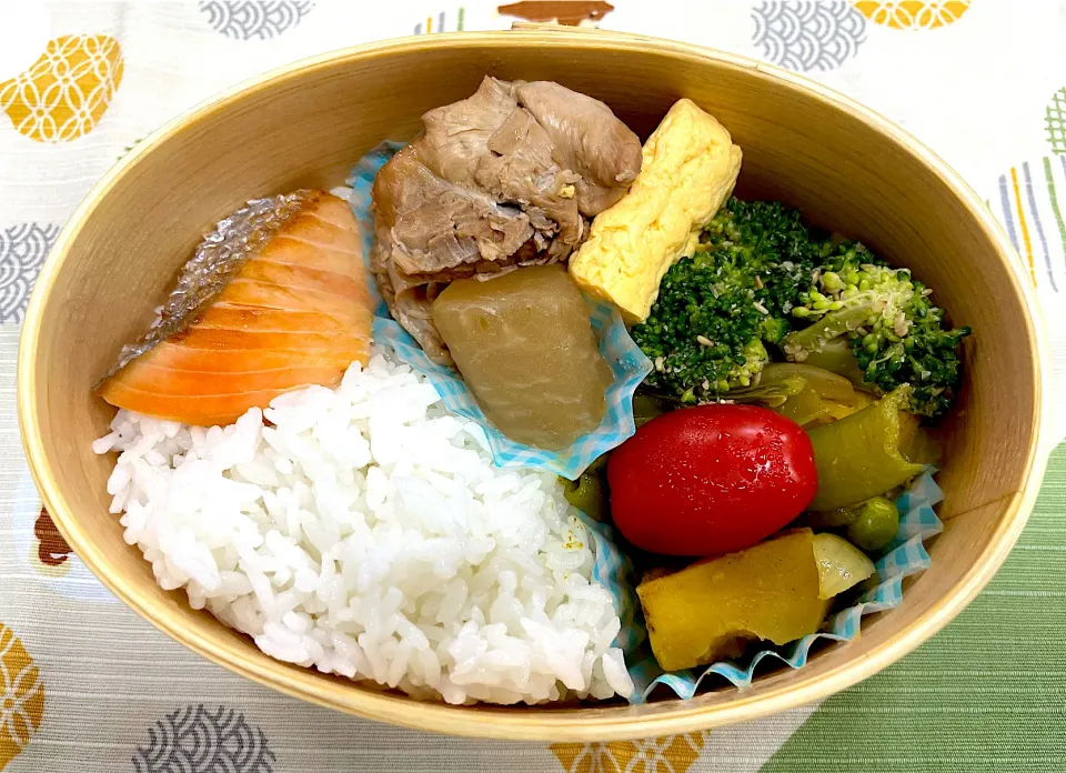 角煮、玉子焼き、塩シャケおカレーポテト🍱|なお🅿️さん