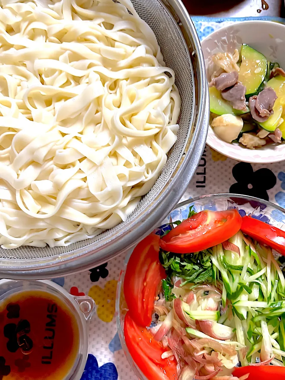 冷やしきし麺　砂ずりとズッキーニのにんにく炒め　トマト🍅　薬味(胡瓜🥒大葉　茗荷)|4jinoanataさん