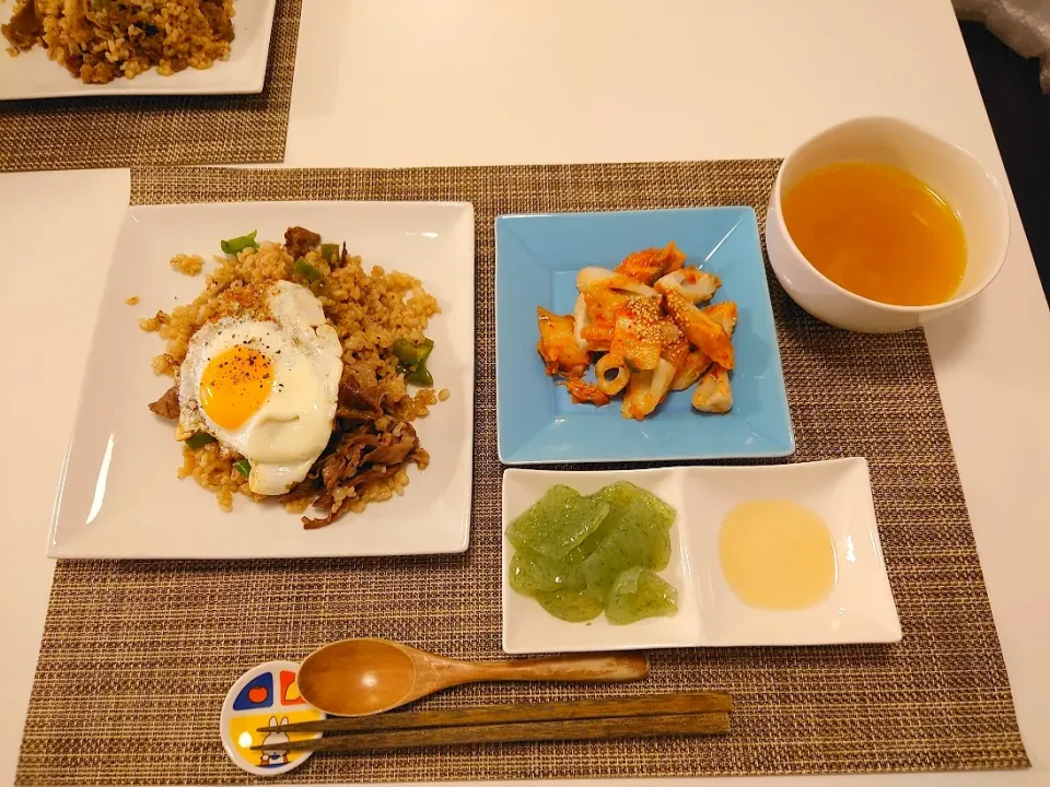 今日の夕食　牛肉の黒酢炒飯、ちくわのキムチ和え、さしみこんにゃく、玉ねぎスープ|pinknari🐰🌈さん