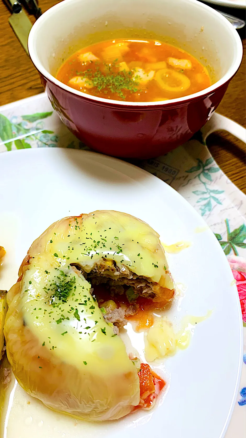 トマトの肉詰め焼きと、中身を使ったトマトスープ🍅|ちはるさん