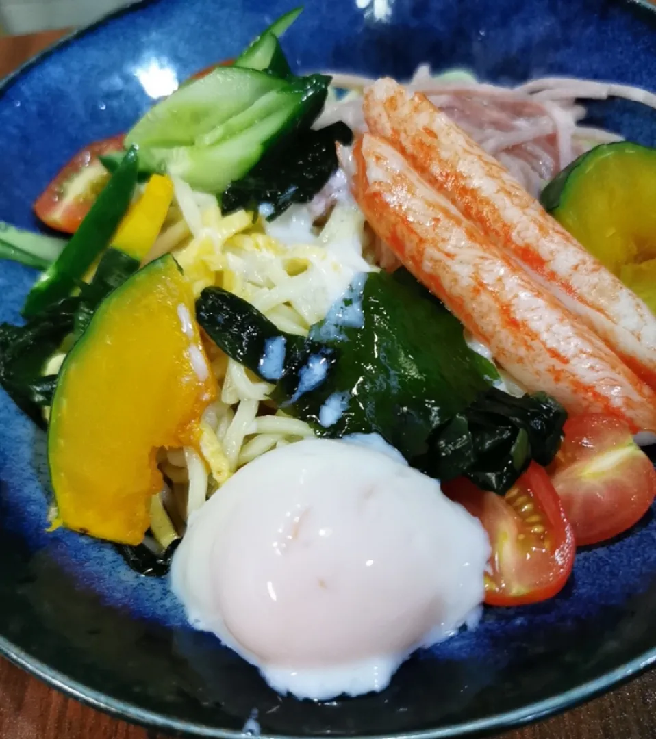 Snapdishの料理写真:みよぱさんの料理 夏野菜たっぷり具だくさ～ん🍅冷やし中華🥒🌽|ペンギンさん