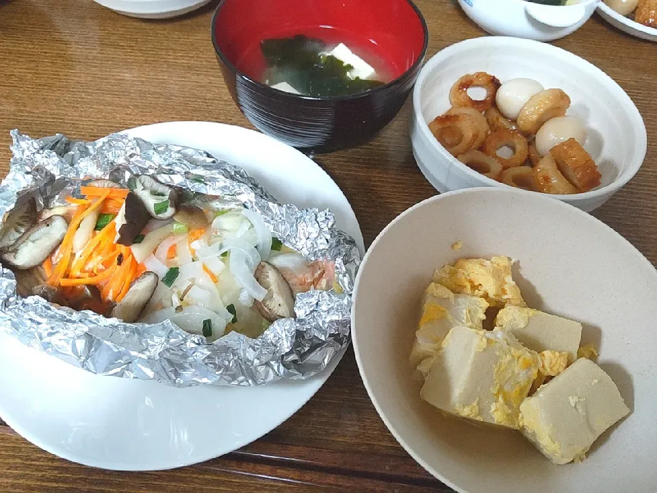 Snapdishの料理写真:鮭のホイル焼き味噌マヨ
豆腐とわかめの味噌汁
ちくわとうずらの照りたま
高野豆腐の卵とじ|尚さん