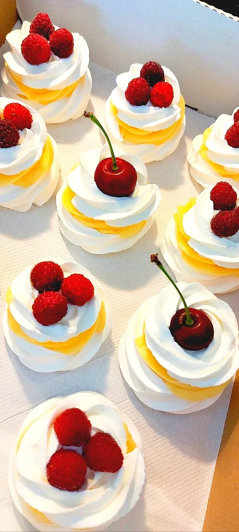 mini pavlova🍓🍒|Barbara Mandićさん