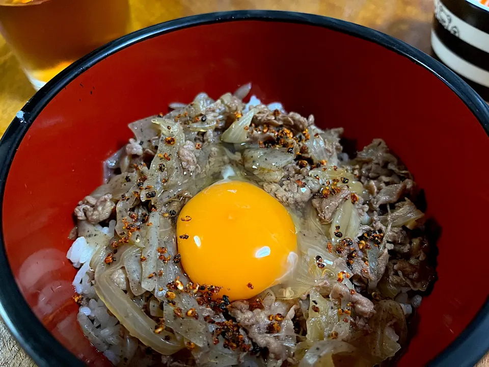 牛丼に七味たっぷり😋|さんだーさん