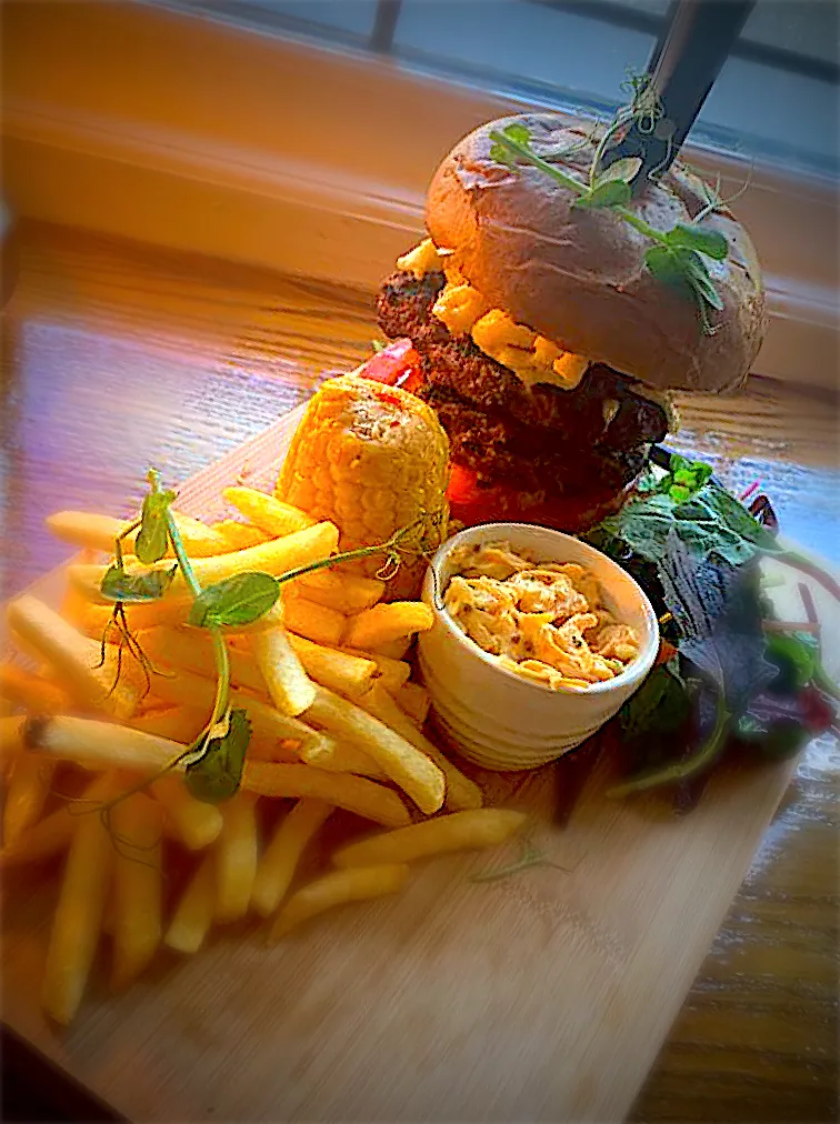 2x 4oz beef burger topped with macaroni cheese. Side of chilli and lime infused corn on cob|Cpthaggisさん