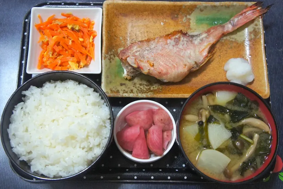 今日の朝ごはん（ご飯は新潟県産こしいぶきに、赤魚の粕漬、にんじんしりしり、かぶとシメジのみそ汁、赤かぶ漬）|Mars＠釜飯作り研究中さん