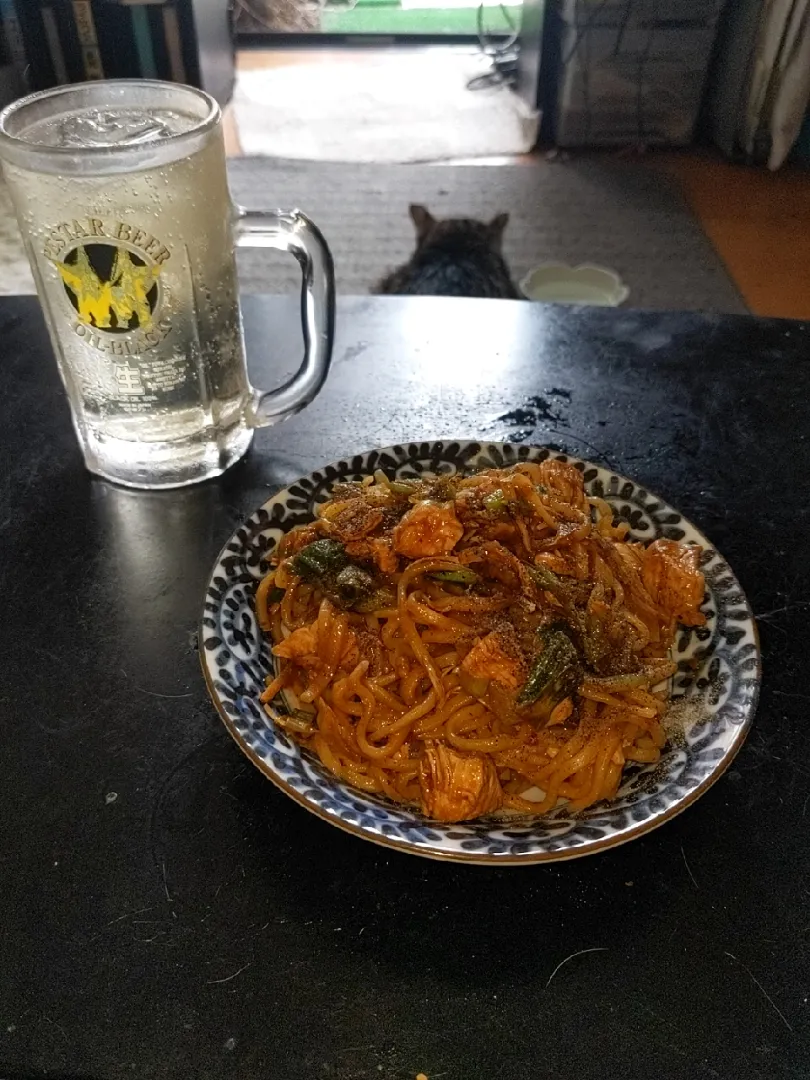 夜勤明け今日は市販極太生麺使用した酸辣油和え麺を焼酎レモンハイボールと|Tarou  Masayukiさん