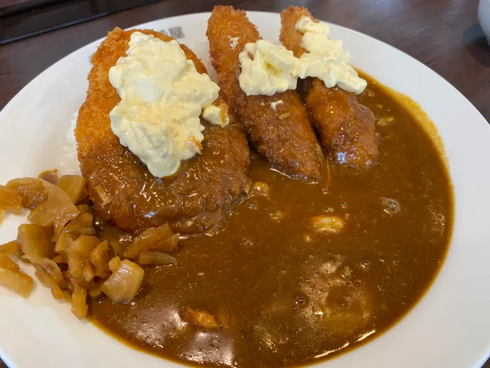 Snapdishの料理写真:シーフード三昧カレー🦐🐟🍛クリーミータルタルソーストッピング、5辛🔥|buhizouさん