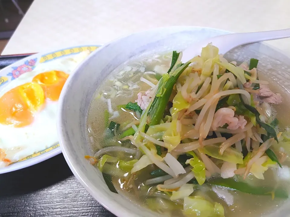 Snapdishの料理写真:【看板の電話局番は3桁のまま】
開平軒
タンメン (550円)
＋目玉焼き (300円)
@志茂5分
(JR赤羽駅から徒歩15分)
22143|大脇さん