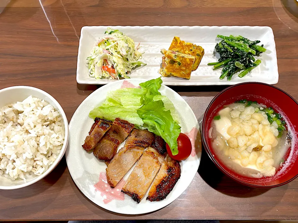 豚肉味噌漬け　ごぼうと豆腐の味噌汁　ほうれん草のピーナッツ味噌和え　スペイン風オムレツ　カニかま入りコールスロー|おさむん17さん