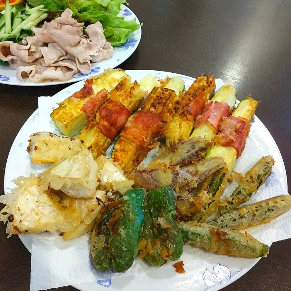 からあげビールさんの料理 【おうち居酒屋ごはん】華さくりでサクサク♪ズッキーニのベーコン巻き天ぷら|Rieさん