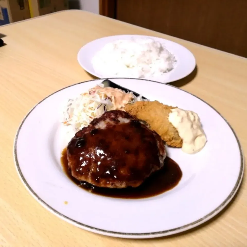 ハンバーグ&アジフライ定食。
ハンバーグは豚肉100%の自家製。|ariyo4200さん