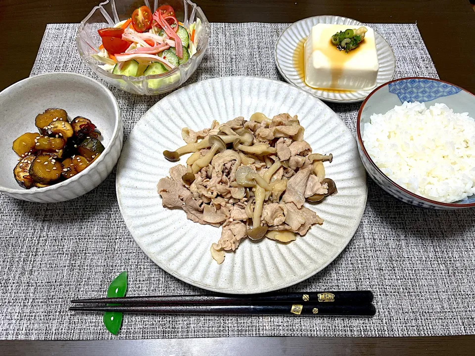 Snapdishの料理写真:豚バラとしめじのめんつゆ炒め & なすときゅうりの黒酢佃煮|Ari’s Channelさん