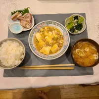 Snapdishの料理写真:和風マーボー豆腐、びんちょうまぐろ炙り、小松菜のお浸し、玉ねぎの味噌汁|ともさん