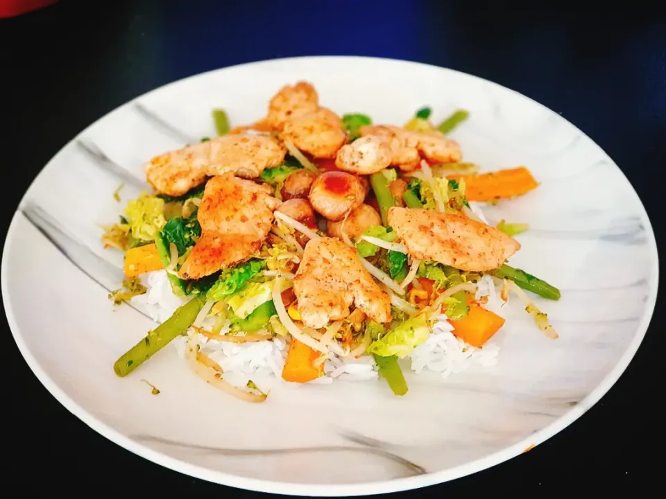 Chicken breast with chestnut mushrooms, white rice, green beans, carrots, broccoli, pepper, beansprouts, sweetcorn, onion, garlic, cabbage.|Aldin Alicさん