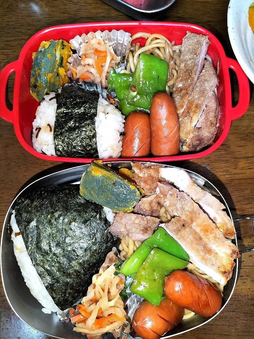 Snapdishの料理写真:旦那弁当　私弁当🍱
　焼きそば　塩こんぶ梅おにぎり😄|miimiさん