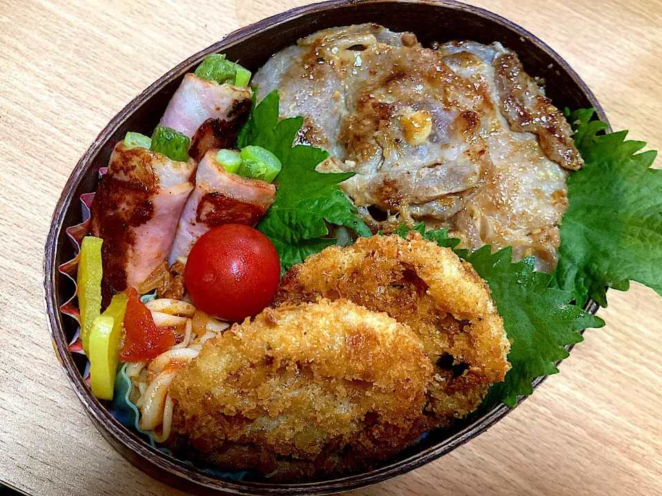 Snapdishの料理写真:豚丼＆蓮根フライ弁当|ちかちかさん