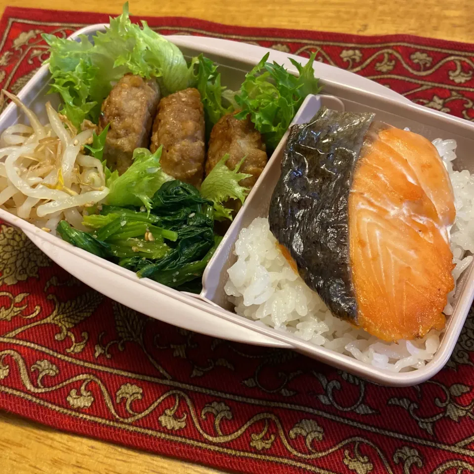 Snapdishの料理写真:ハンバーグと、もやしとほうれん草のナムルと、焼き鮭弁当|もえさん