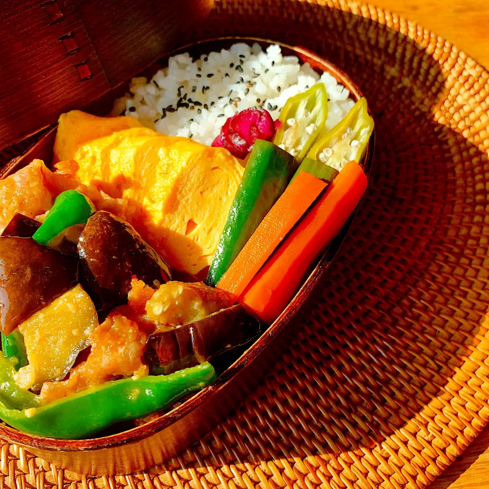 Snapdishの料理写真:茄子とピーマンの麹味噌肉炒め✴︎                      夏野菜の浅漬け✴︎|あやみんさん