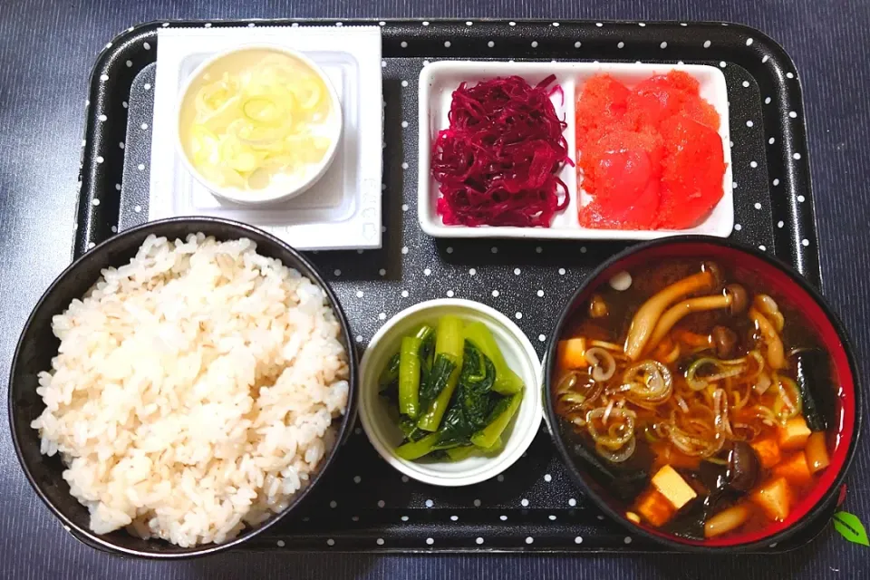 今日の朝ごはんは家（押麦ごはんに辛子明太子、しばづけわかめ、納豆、赤だしのみそ汁、野沢菜漬）|Mars＠釜飯作り研究中さん